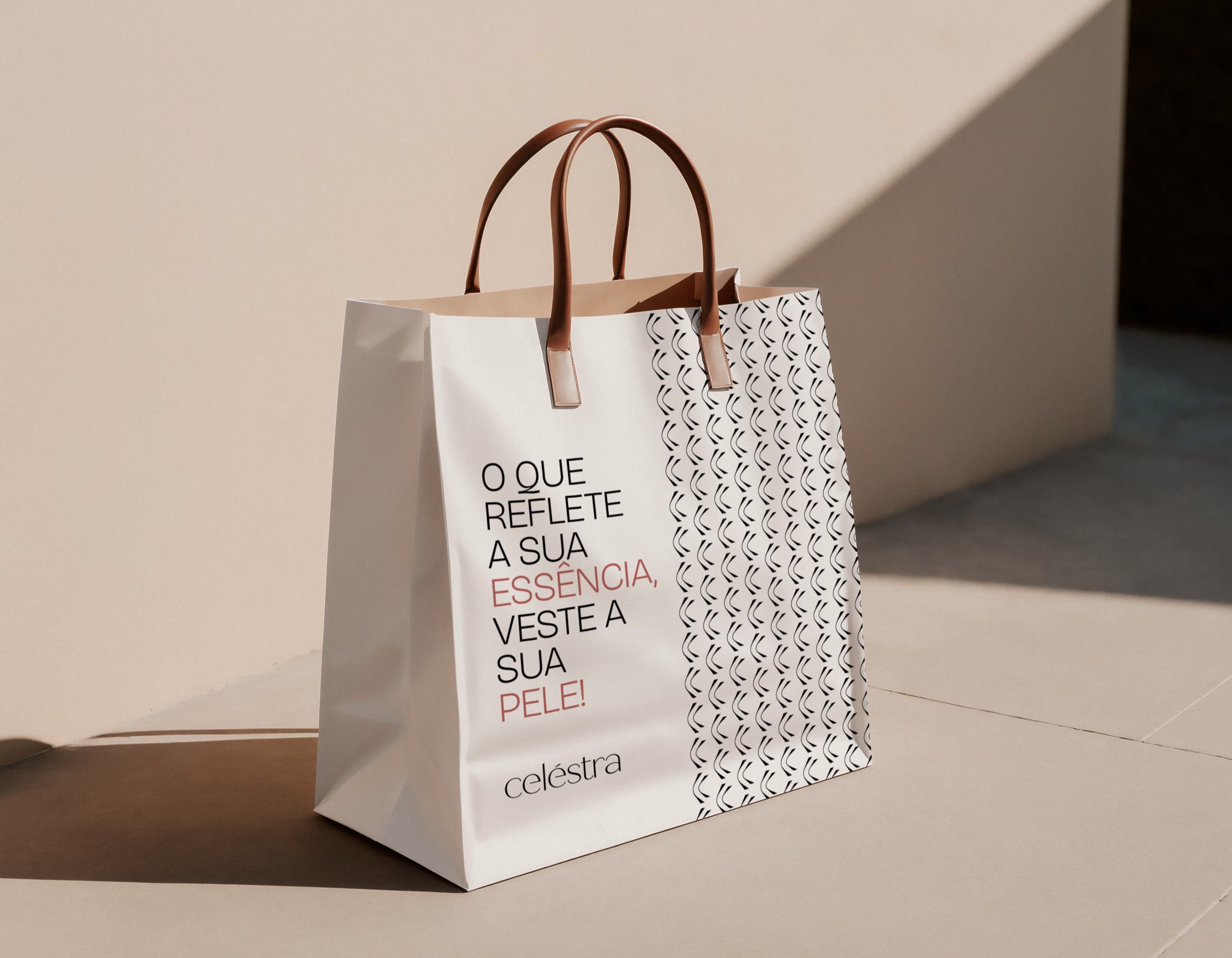 Sacola de papel da Celéstra com alças de cordão