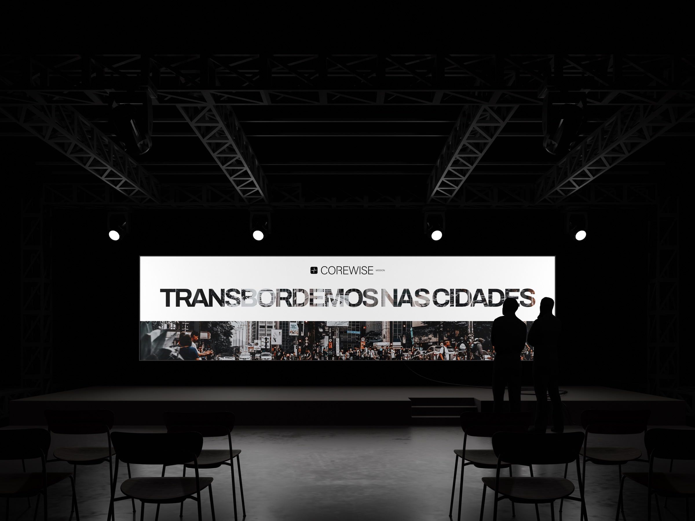 Telão de evento com a marca Corewise num auditório escuro
