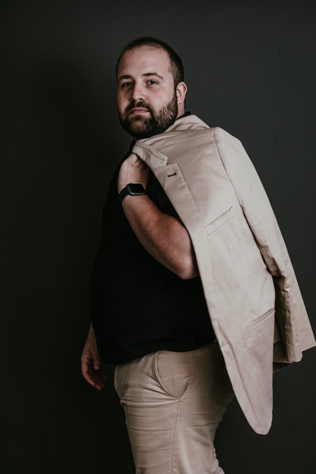 Lucas de corpo inteiro com o blazer no ombro