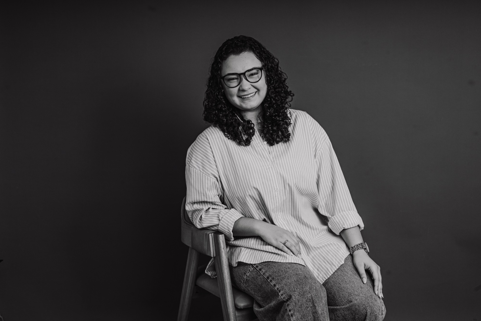 Joyce sentada, em preto e branco