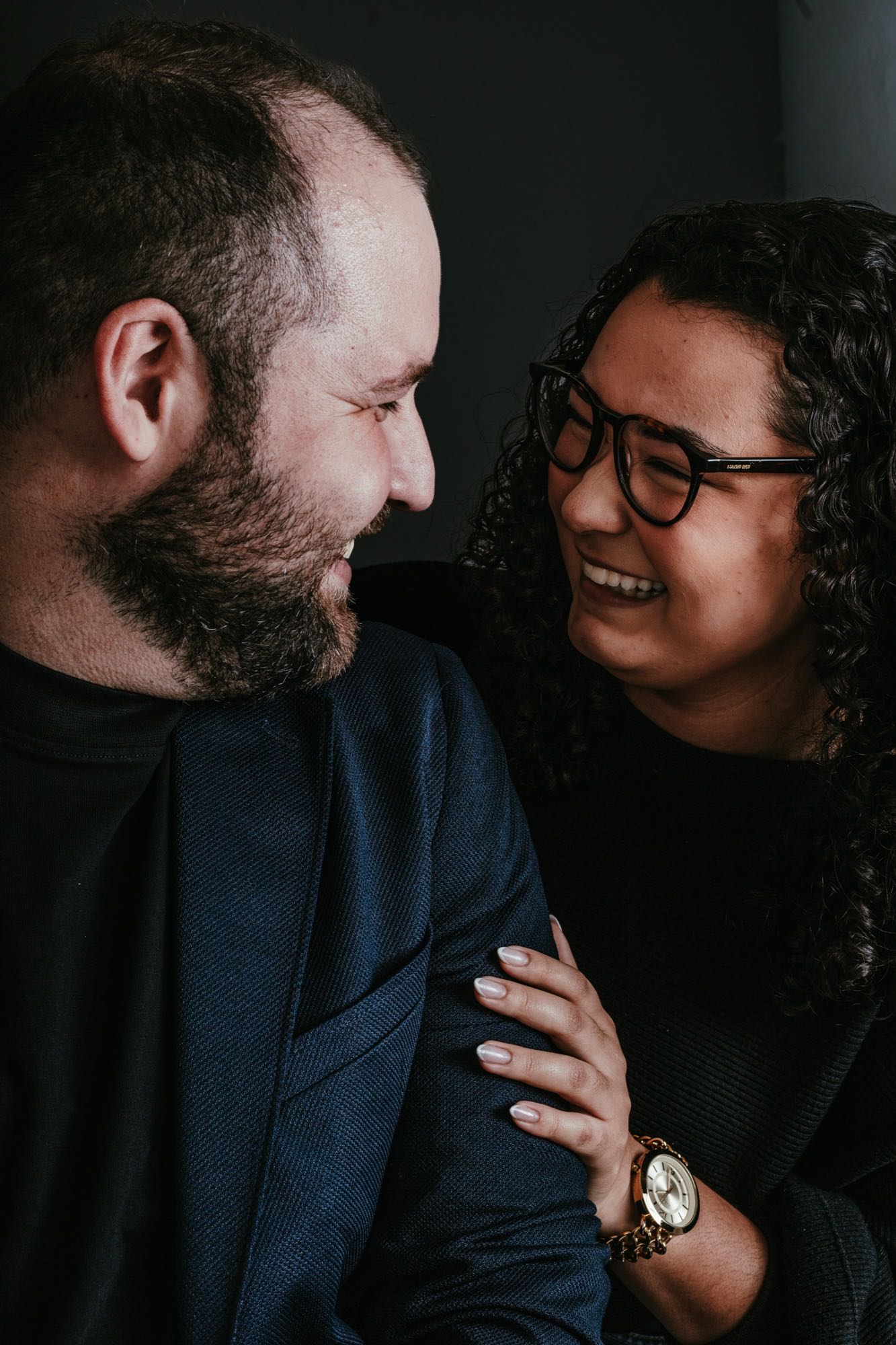 Lucas e Joyce lado a lado, ela sorri