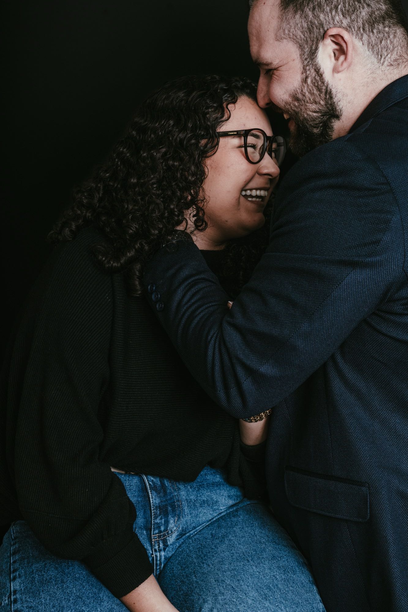 Lucas e Joyce de pé, olhando um para o outro