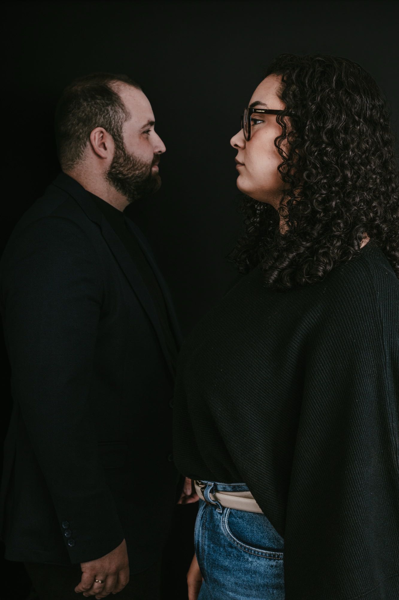 Lucas e Joyce, ela olha para a câmera