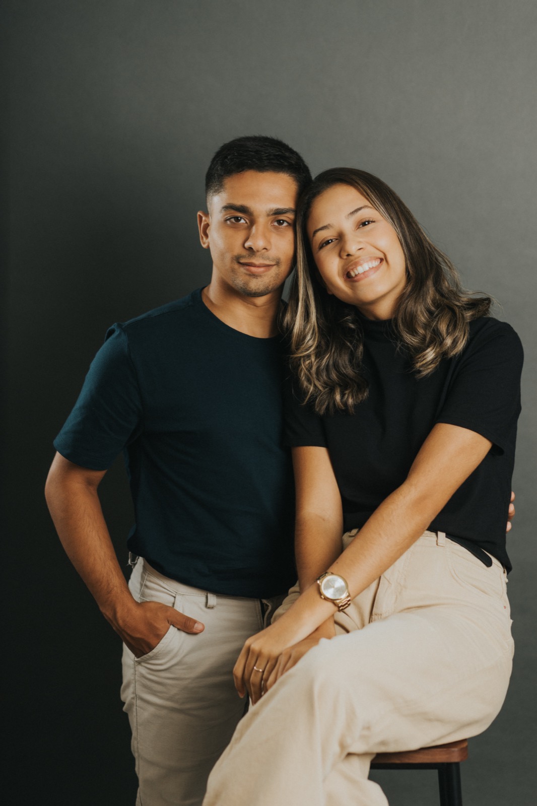 Jhonatas e Elen, sócios da Tarvo Society, sorrindo no estúdio